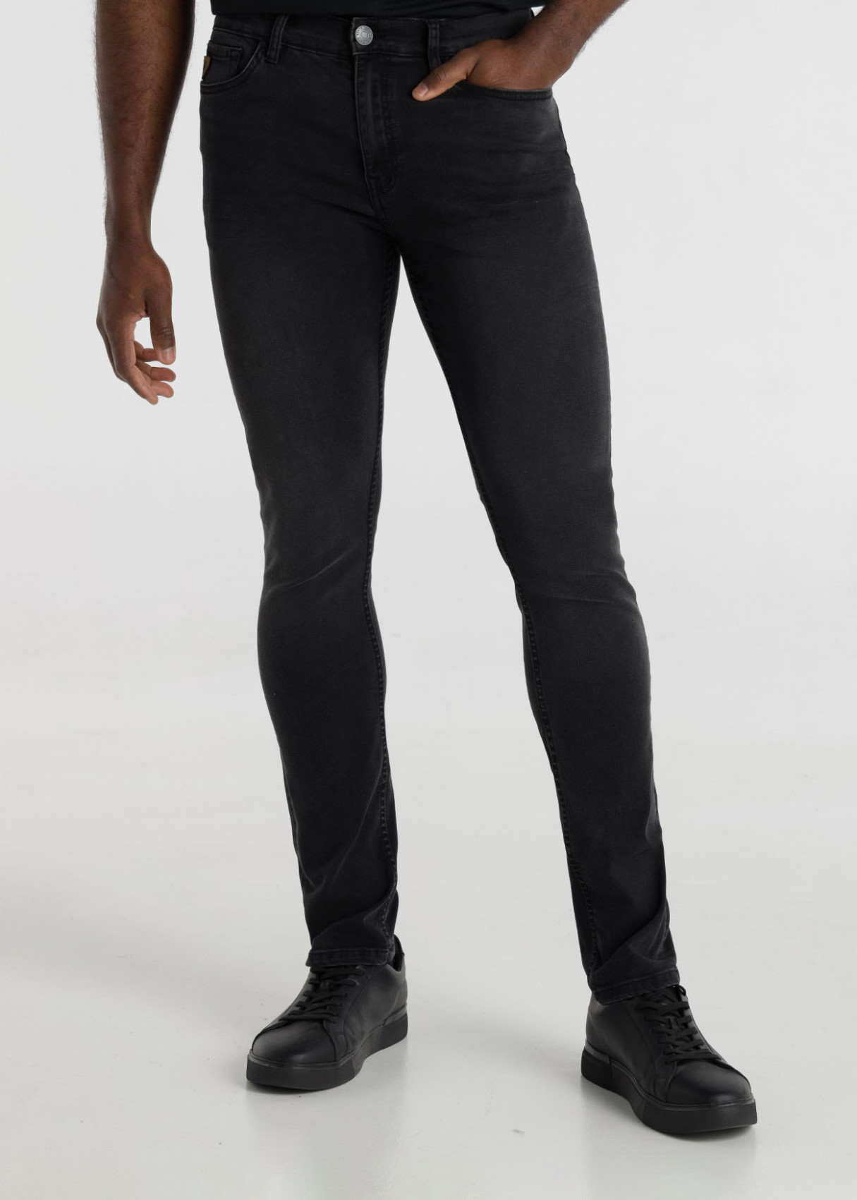101913408 vaqueros-washed-stretch-slim-fit-tiro-medio-robin-eli-negro 1