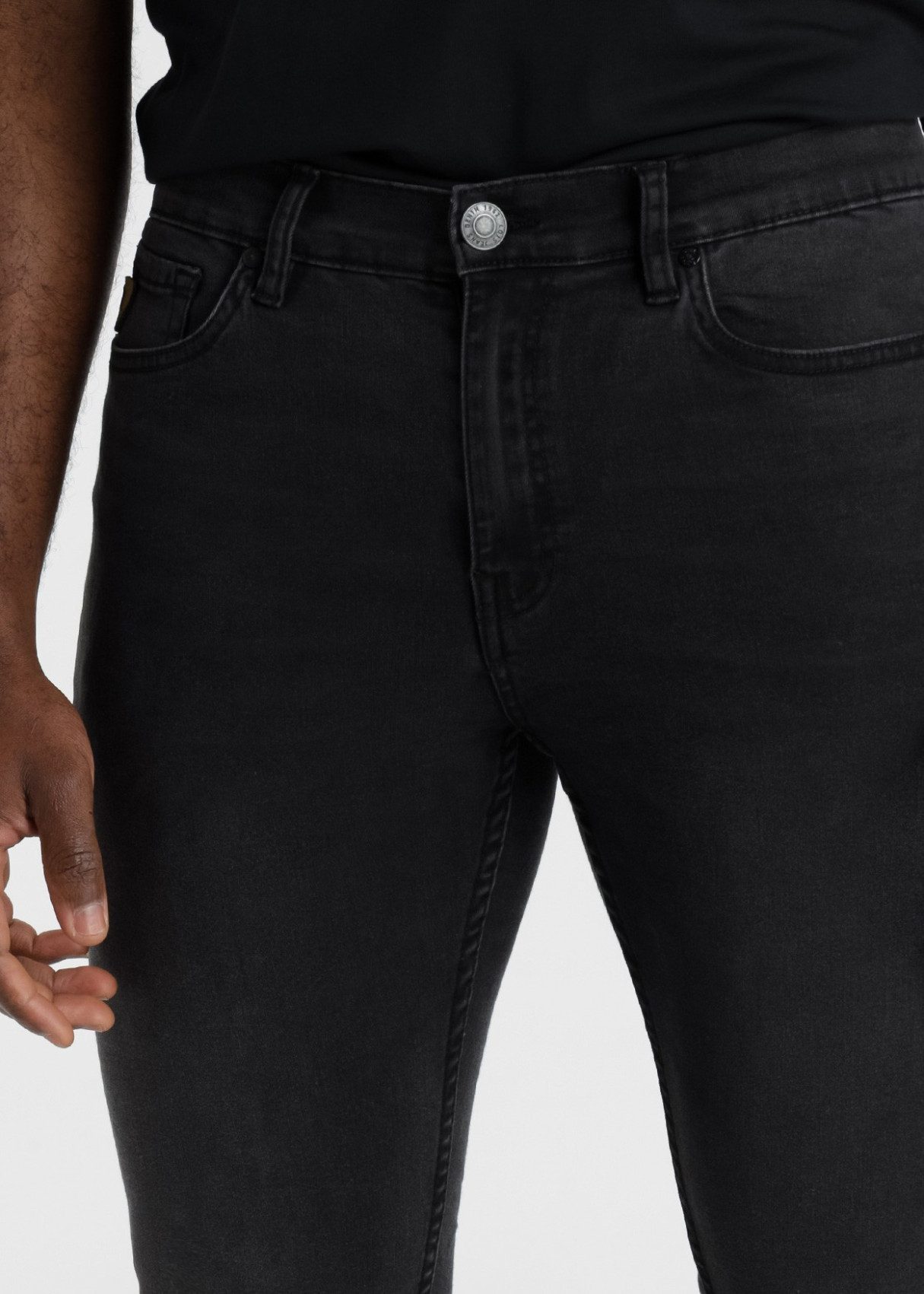 101913408 vaqueros-washed-stretch-slim-fit-tiro-medio-robin-eli-negro 2