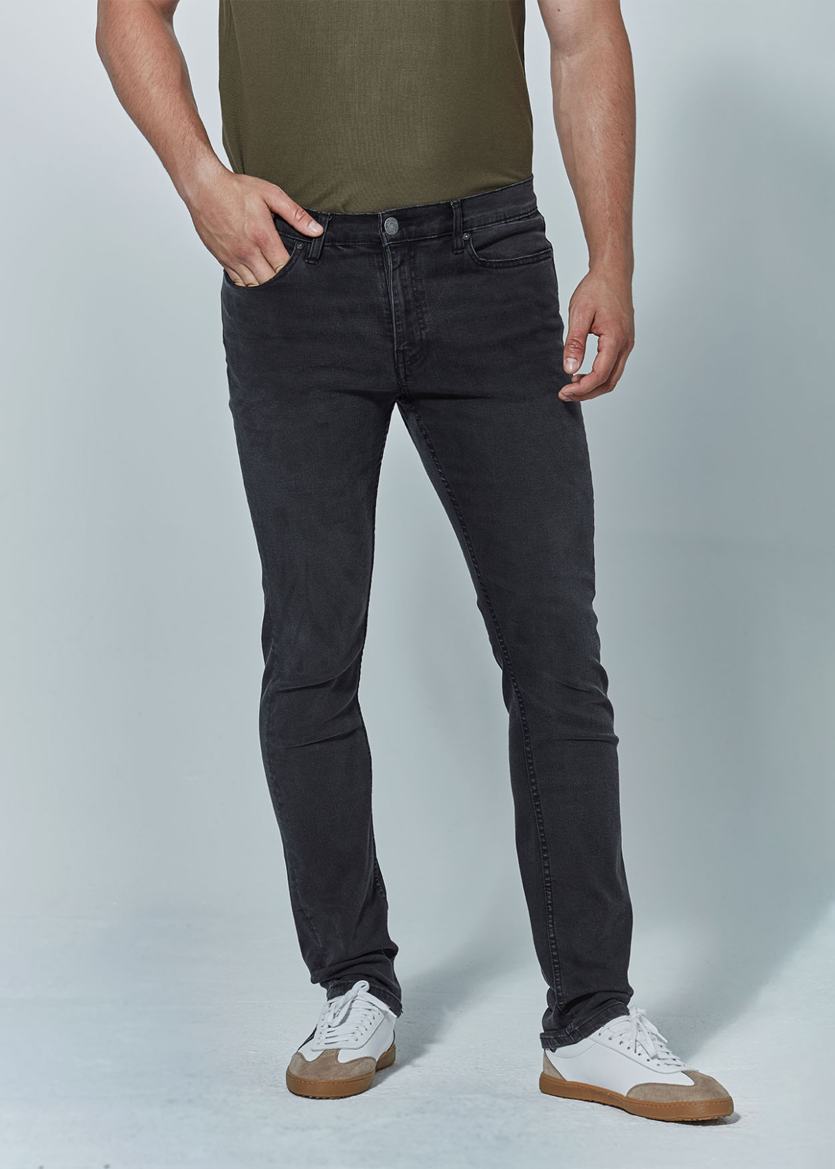 101913408 vaqueros-washed-stretch-slim-fit-tiro-medio-robin-eli-negro