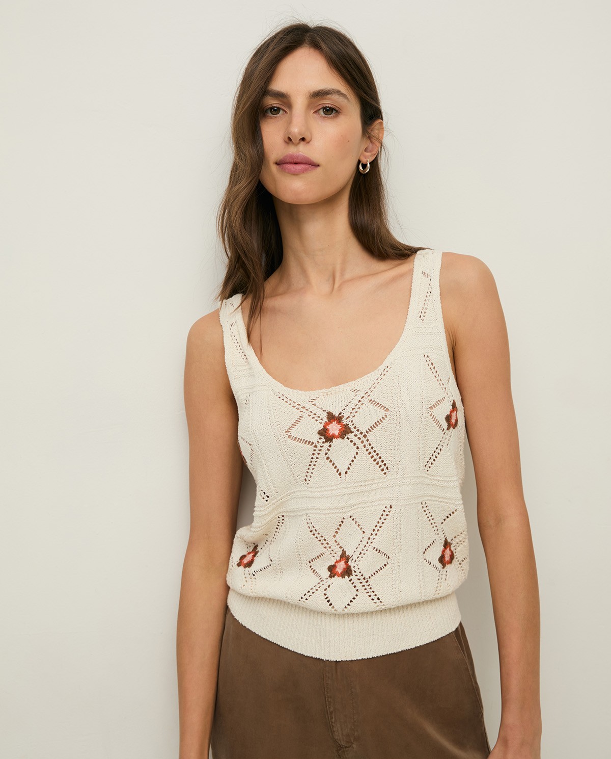 Top de punto Yerse 44551 crudo con calados y flores bordadas