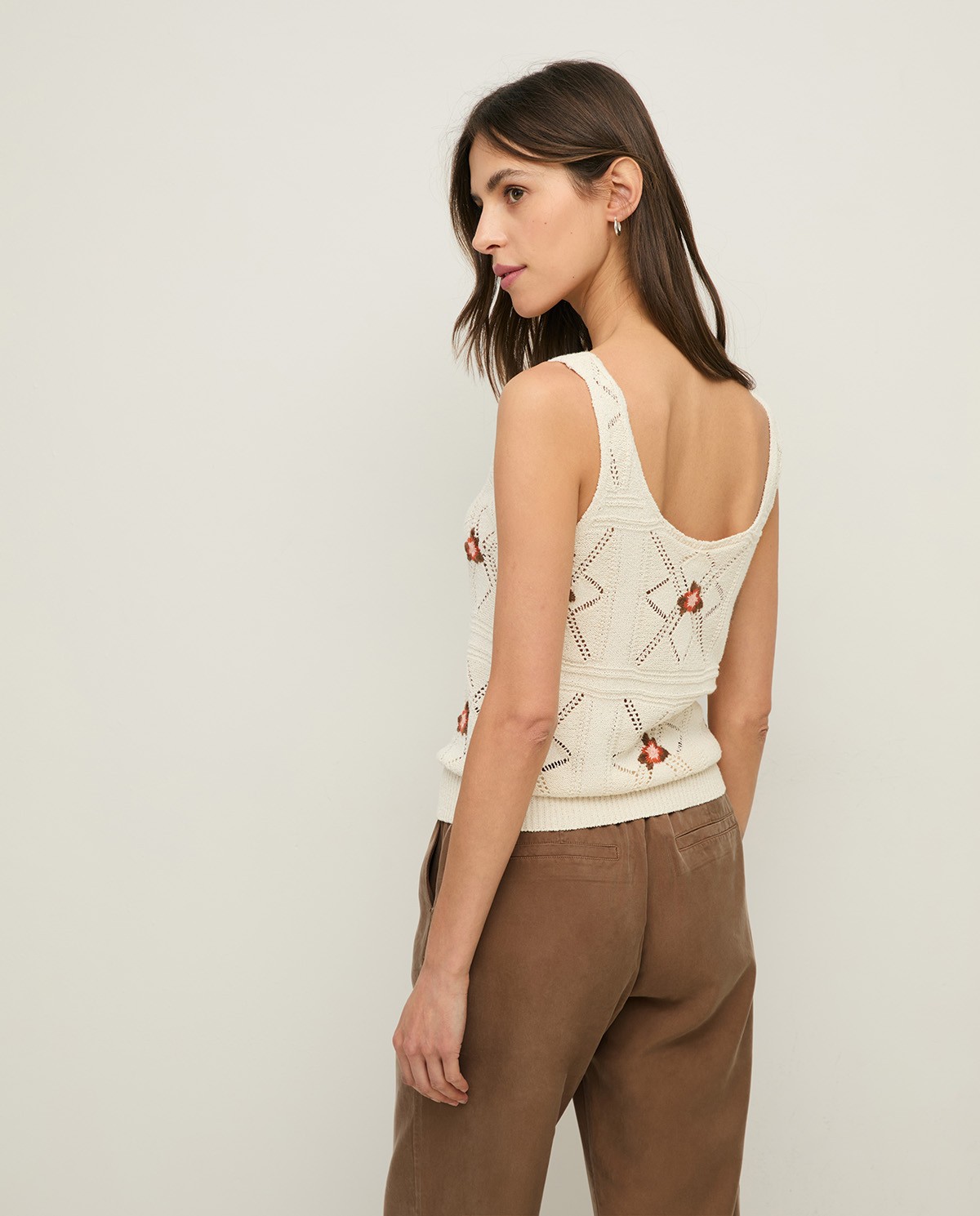 Top de punto Yerse 44551 crudo con calados y flores bordadas - Imagen 2