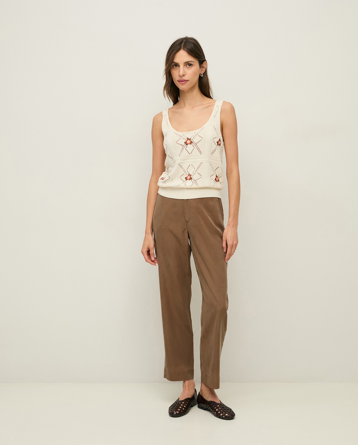 Top de punto Yerse 44551 crudo con calados y flores bordadas - Imagen 3