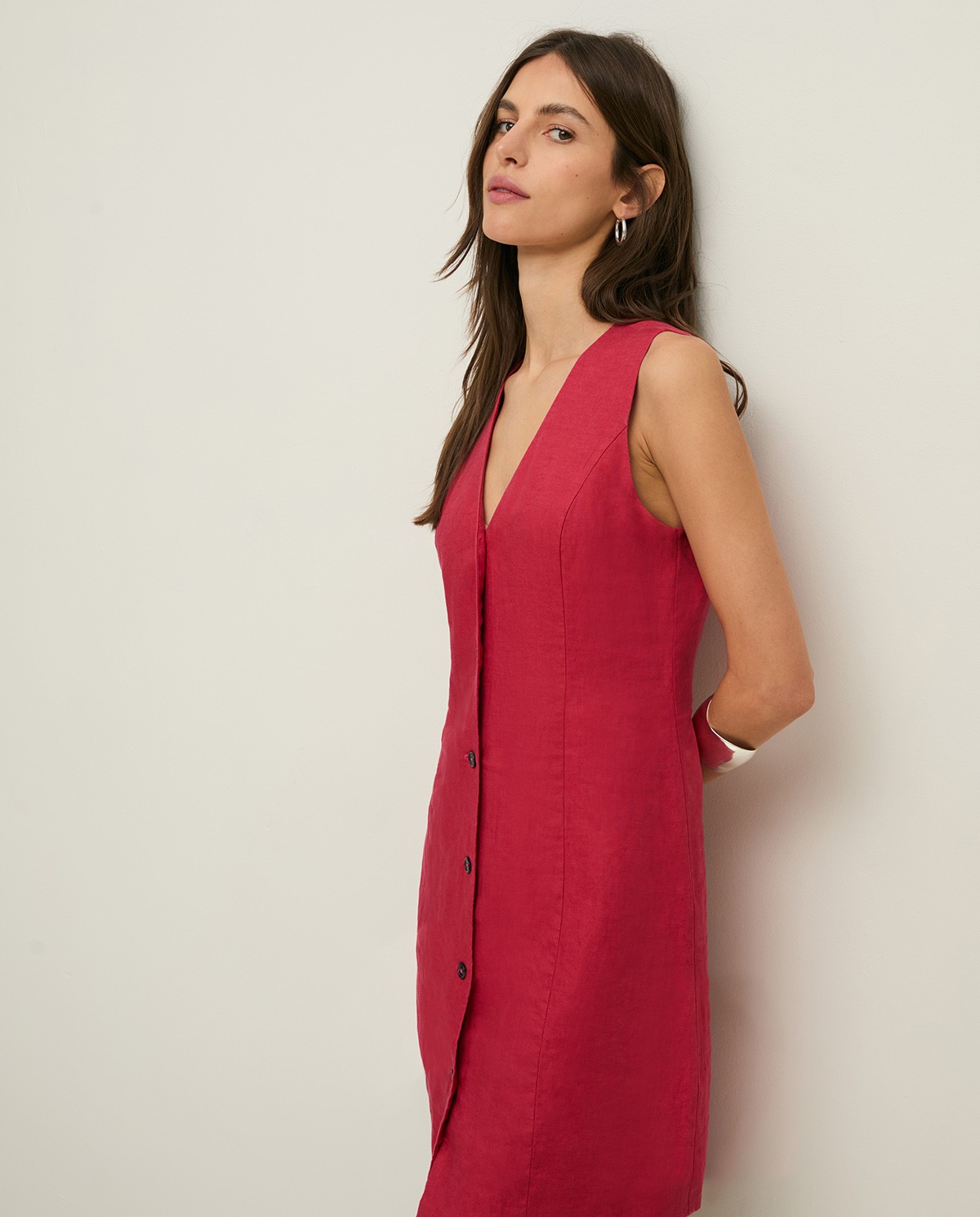 Vestido Yerse 44853 corto de lino sin mangas color frambuesa - Imagen 3