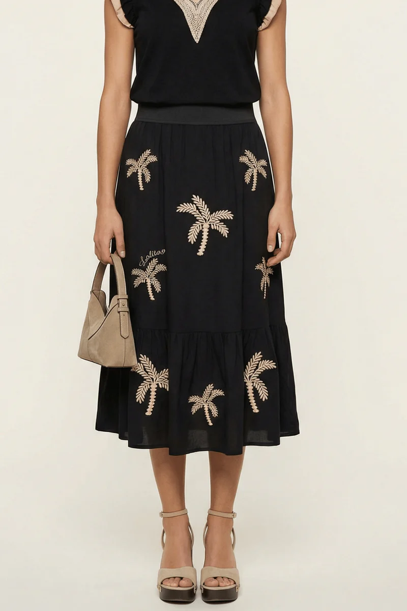 2354DR Falda midi negra con palmeras bordadas y abertura Lolitas & L